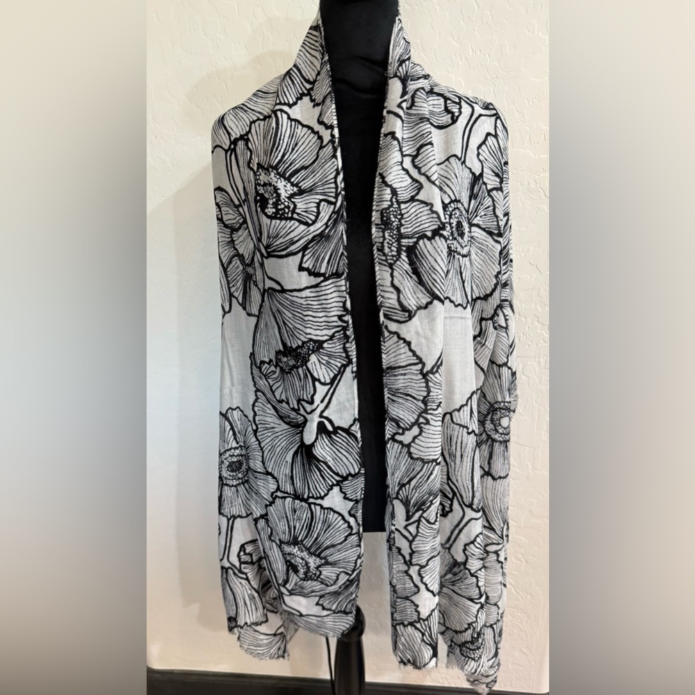Black and white Scarf/Wrap.
Gently used.